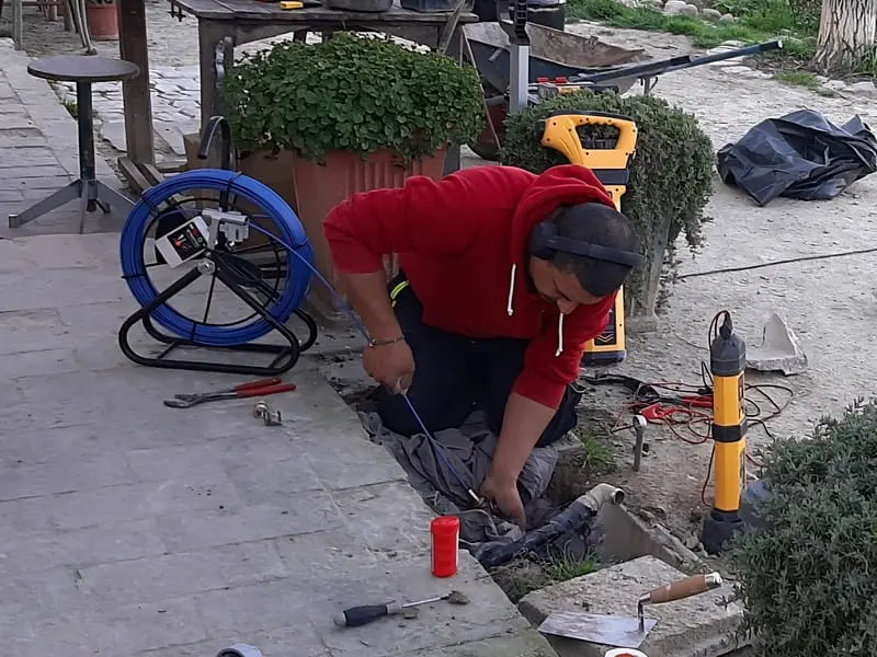 Tecnico idraulico utilizza l'aspo di una sonda geofonica da interni e un cerca tubi interrato per la mappatura e la ricerca di perdite d'acqua occulte a Cesena.